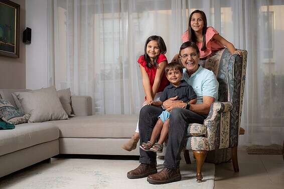 פרופ' רולידר ובני משפחה צעירים // צילום: אריק סולטן